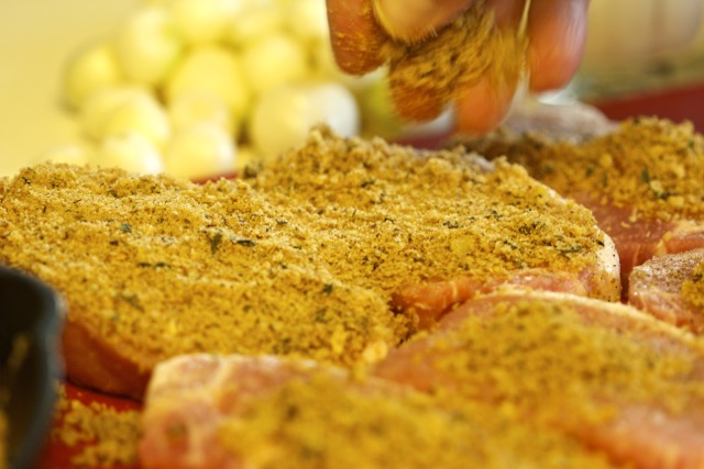 Add bread crumb seasoning to the pork chops
