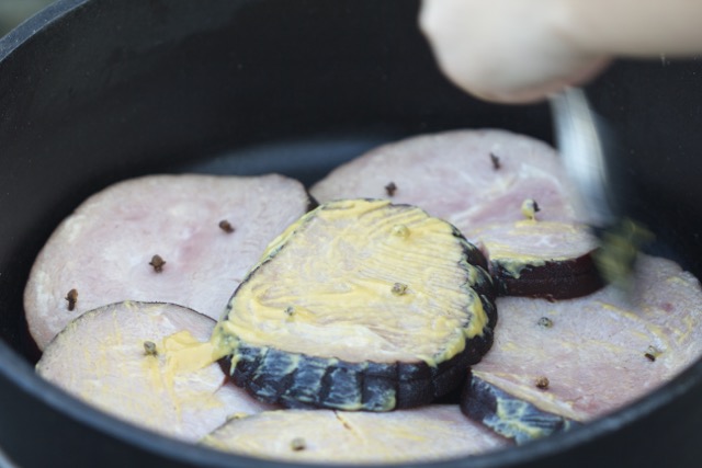 Ham steaks with cloves and mustard